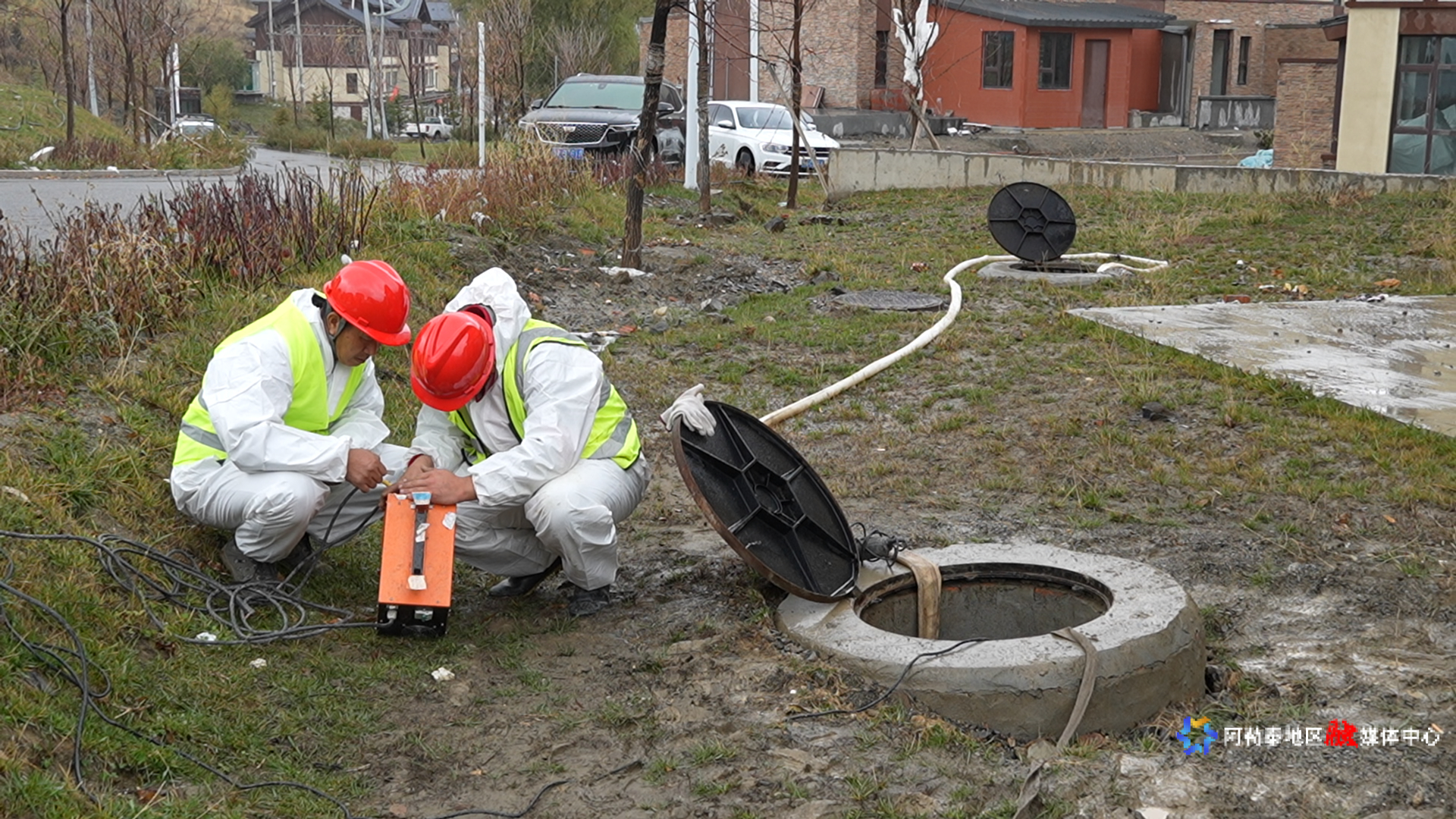 工作人员调试设备，准备修复工作。