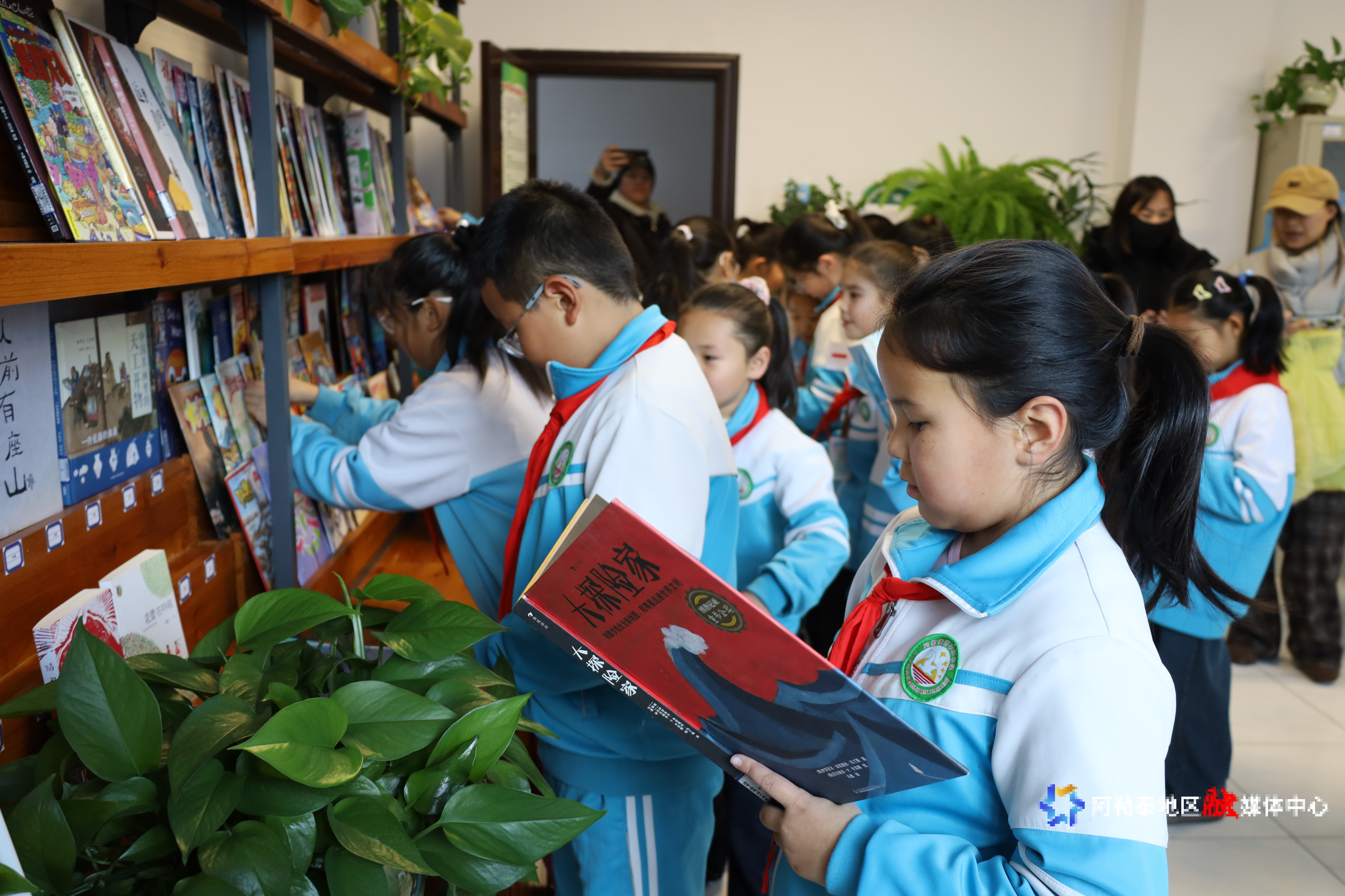 活动中拿起有兴趣的书籍便开始认真阅读